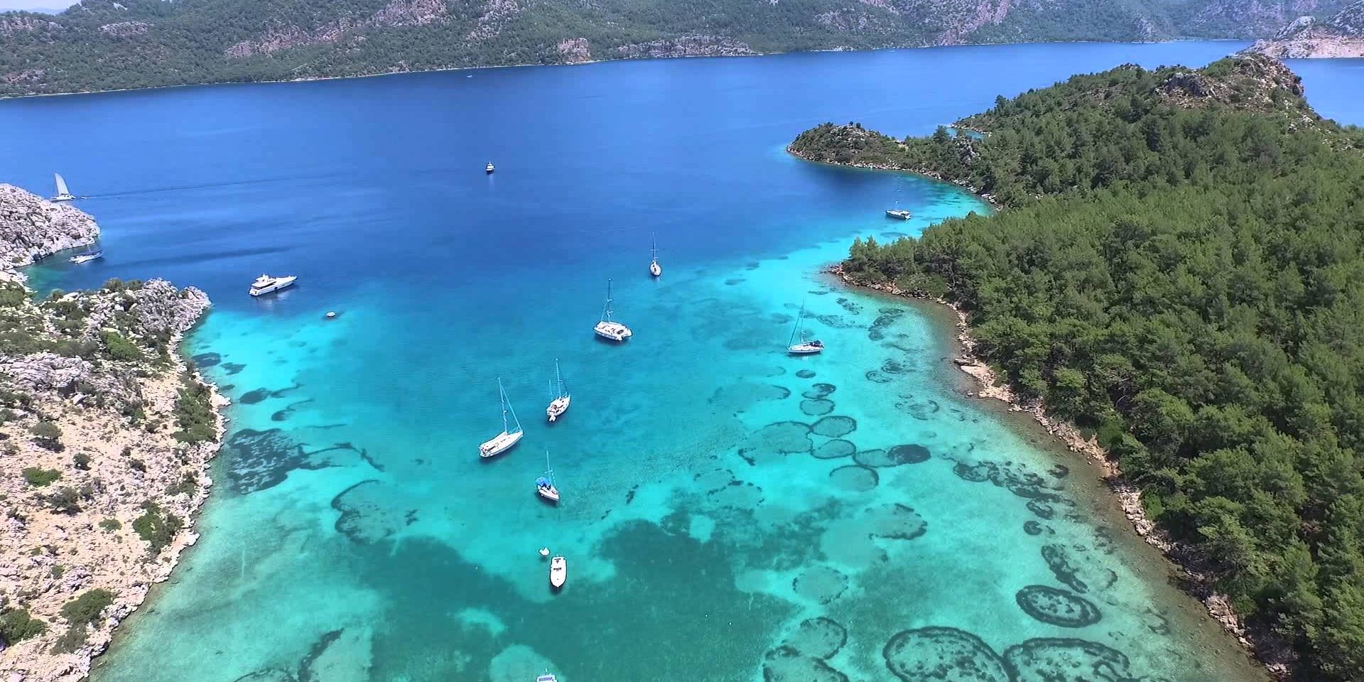 Marmaris Amos çevresinde turkuaz deniz ve çamlarla çevrili koy