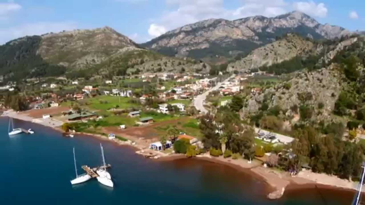 Orhaniye koyu, kıyıdaki yerleşim ve yeşil tepeler