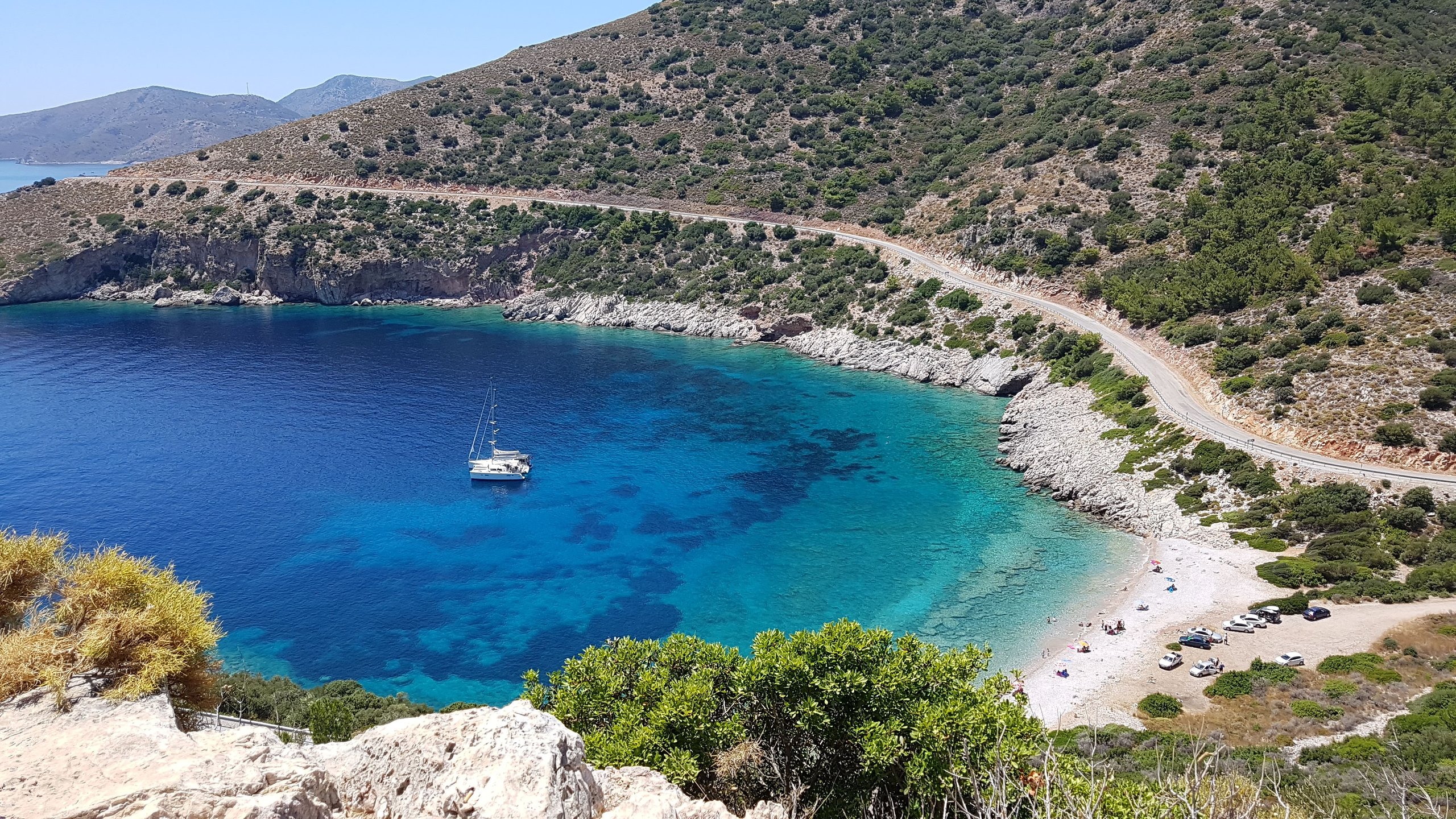 Datça Palamutbükü kıyısındaki berrak deniz ve sahil